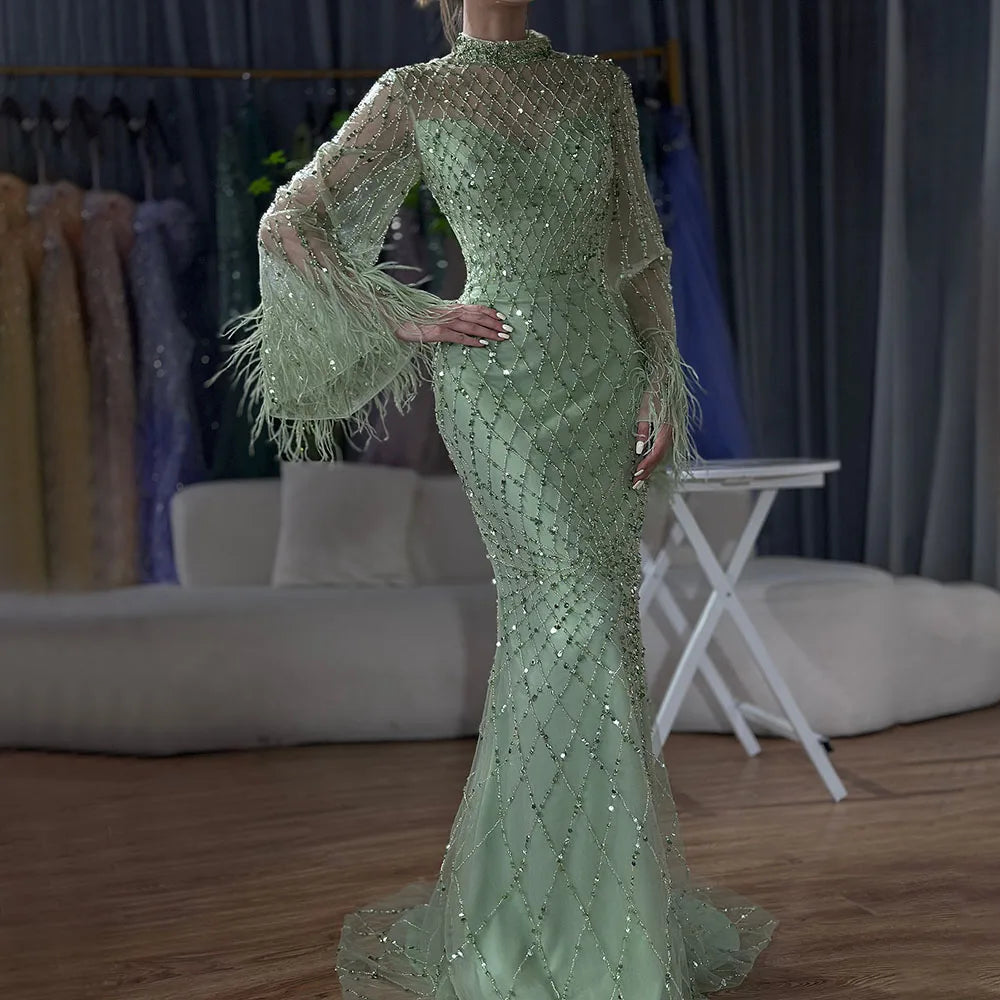 Luxuriöses Abendkleid mit Perlen und Federn in Salbeigrün mit langen Ärmeln LA72394A