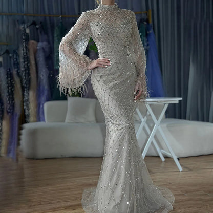Luxuriöses Abendkleid mit Perlen und Federn in Salbeigrün mit langen Ärmeln LA72394A
