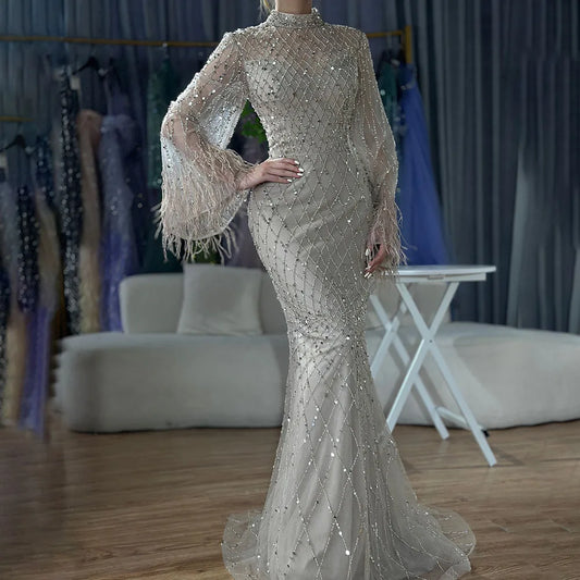 Luxuriöses Abendkleid mit Perlen und Federn in Salbeigrün mit langen Ärmeln LA72394A