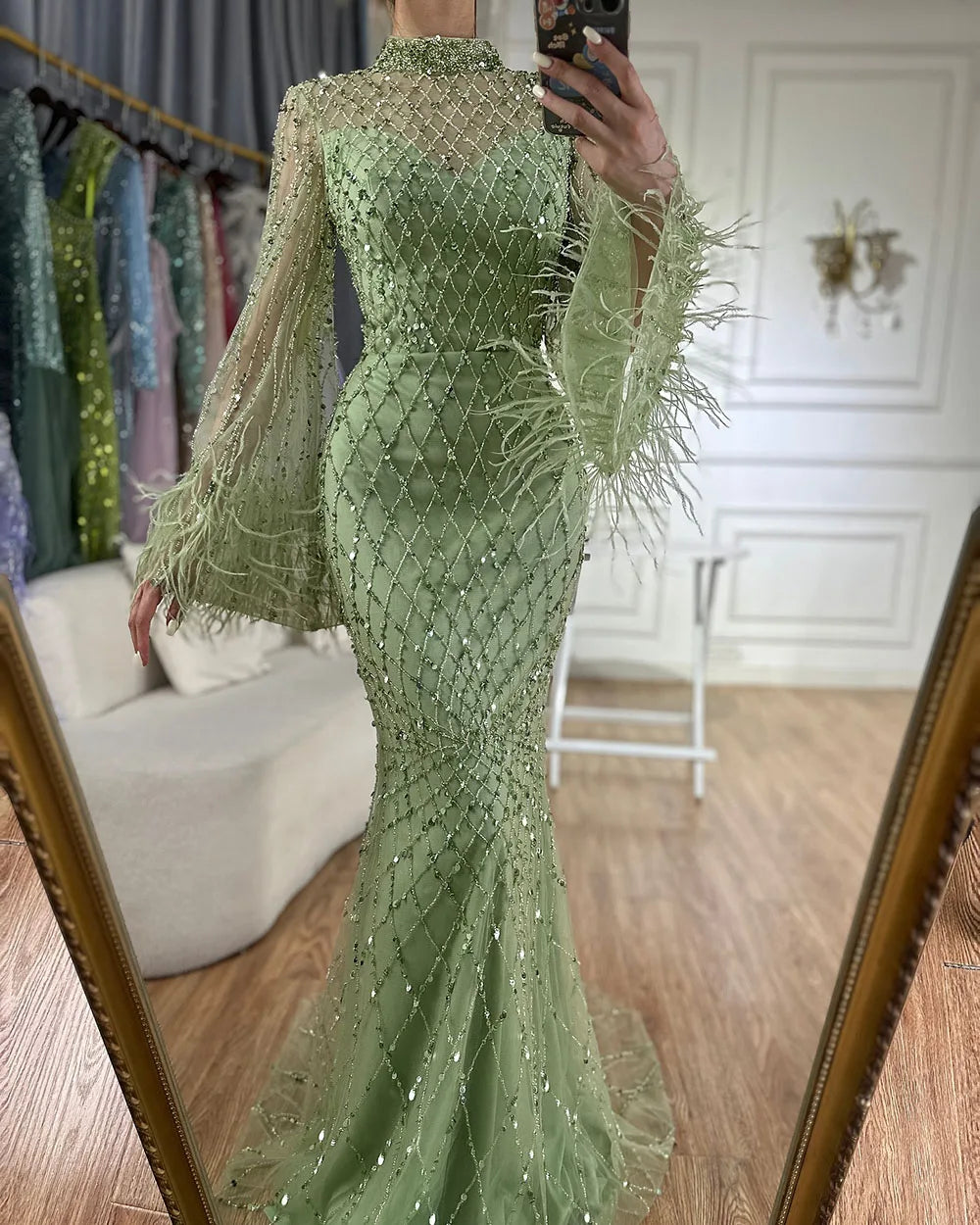 Luxuriöses Abendkleid mit Perlen und Federn in Salbeigrün mit langen Ärmeln LA72394A