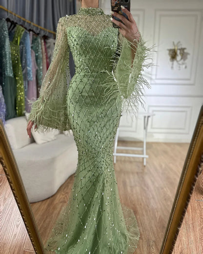 Luxuriöses Abendkleid mit Perlen und Federn in Salbeigrün mit langen Ärmeln LA72394A