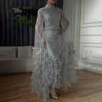 Vestido de noche de sirena gris plateado con mangas estilo capa, plumas y cuentas, largo hasta los tobillos, para ocasiones formales, LA72747 