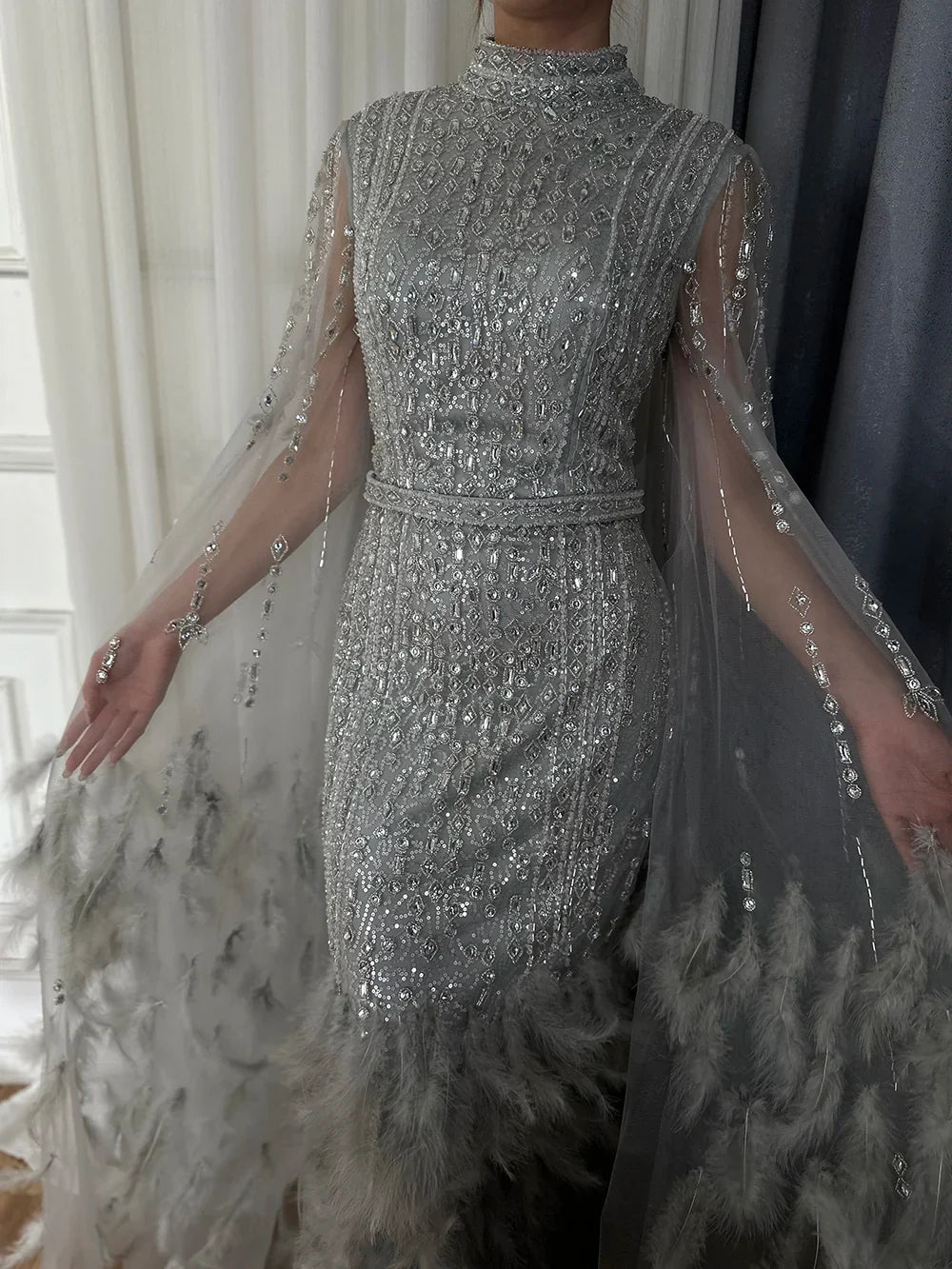 Vestido de noche de sirena gris plateado con mangas estilo capa, plumas y cuentas, largo hasta los tobillos, para ocasiones formales, LA72747 