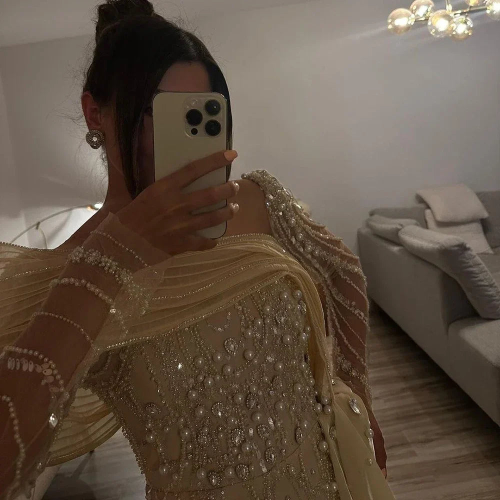 Vestido de noche de sirena con cristales color piel y sobrefalda de manga larga LA72348