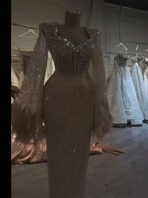 Vestido de noche árabe color piel con cuentas, puños de plumas y mangas largas para ocasiones formales (2025) LA72892 