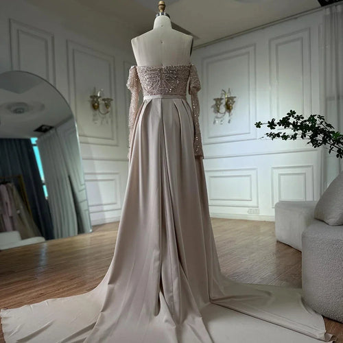 Vestido de noche estilo sirena con cuentas y perlas de lujo en color nude árabe 2025, con sobrefalda para ocasiones formales LA72160B 