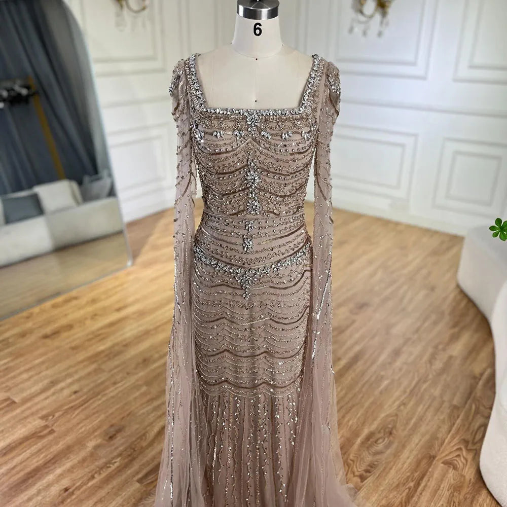 Vestido de noche de lujo color caramelo con cuentas y mangas estilo capa LA72604