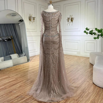 Luxuriöses perlenbesetztes Karamell-Abendkleid mit Cape-Ärmeln LA72604