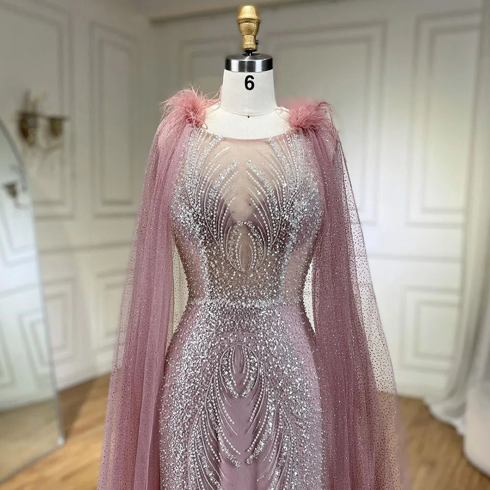 Vestido de noche árabe de sirena rosa con elegantes plumas de lujo y mangas de capa con cuentas para fiesta femenina 2025 LA71709A 