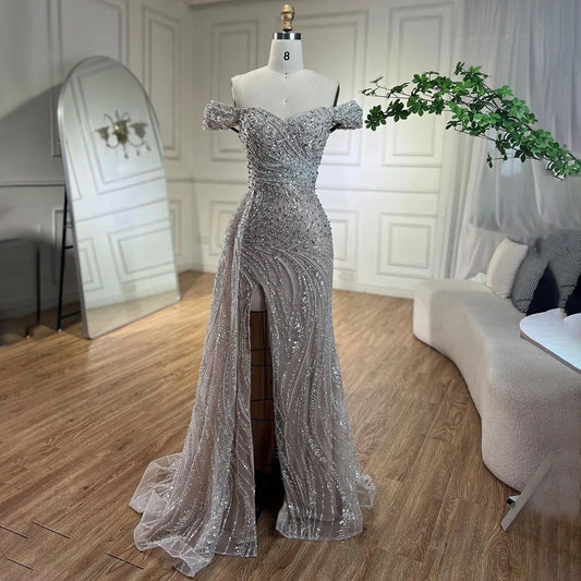 Silbernes, hautfarbenes Meerjungfrau-Abendkleid mit hohem Schlitz und Perlenbesatz LA72262