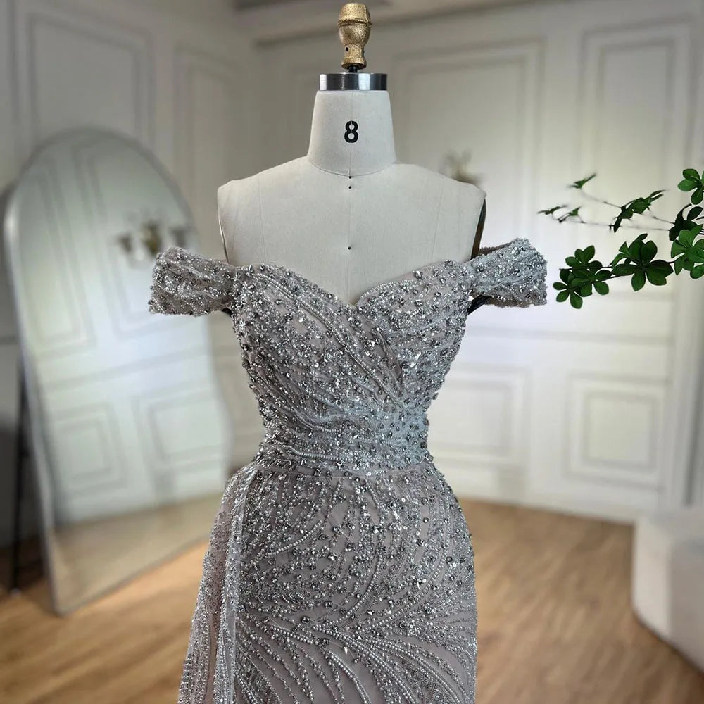Silbernes, hautfarbenes Meerjungfrau-Abendkleid mit hohem Schlitz und Perlenbesatz LA72262
