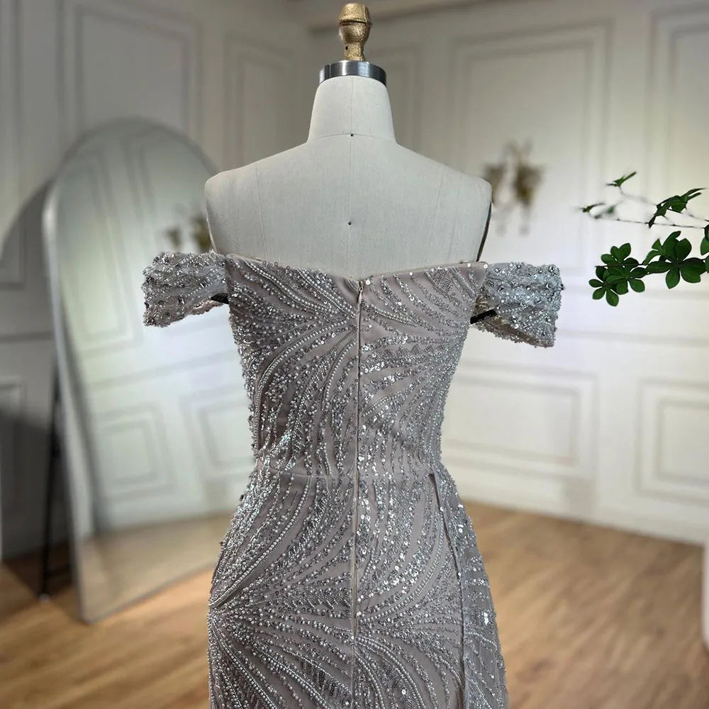 Silbernes, hautfarbenes Meerjungfrau-Abendkleid mit hohem Schlitz und Perlenbesatz LA72262