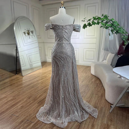 Silbernes, hautfarbenes Meerjungfrau-Abendkleid mit hohem Schlitz und Perlenbesatz LA72262