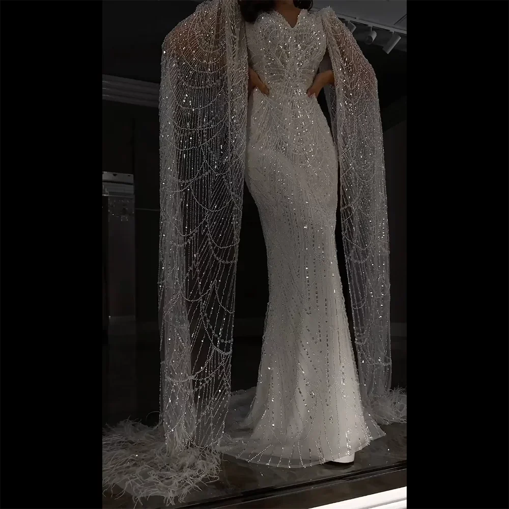 Vestido de noche de lujo con plumas blancas y mangas estilo capa LA72160