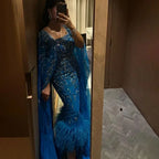 Vestido de noche azul sirena hasta los tobillos con plumas y cuentas, con capa LA71841A