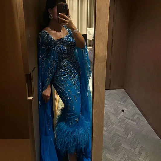 Blaues Meerjungfrau-Abendkleid im Knöchellänge mit Federn und Perlen und Cape LA71841A 