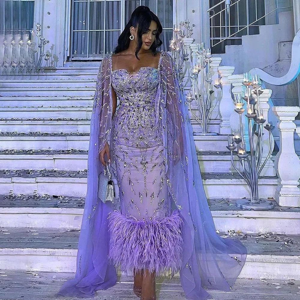 Vestido de noche azul sirena hasta los tobillos con plumas y cuentas, con capa LA71841A