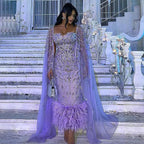 Vestido de noche azul sirena hasta los tobillos con plumas y cuentas, con capa LA71841A