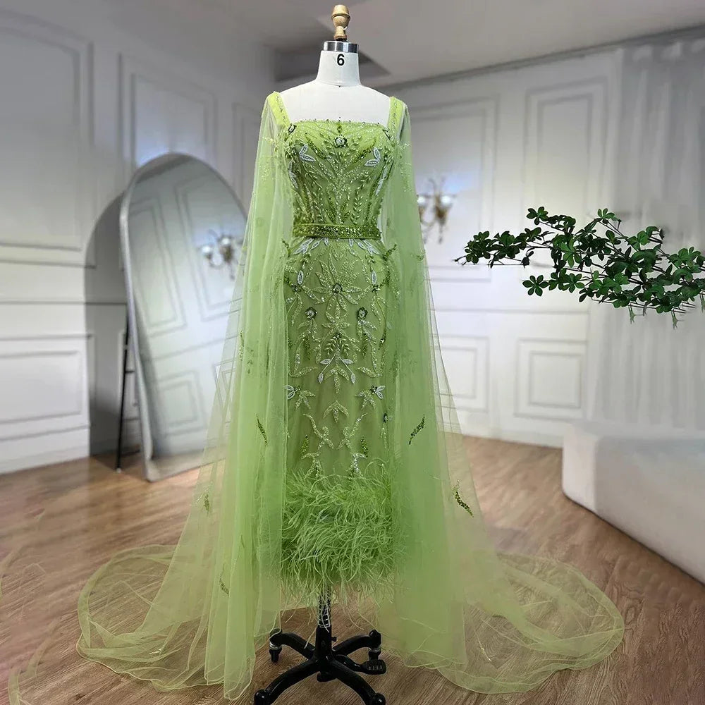 Vestido de noche azul sirena hasta los tobillos con plumas y cuentas, con capa LA71841A