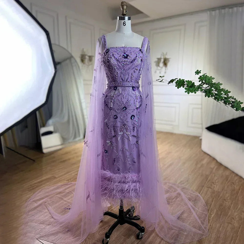Blaues Meerjungfrau-Abendkleid im Knöchellänge mit Federn und Perlen und Cape LA71841A 