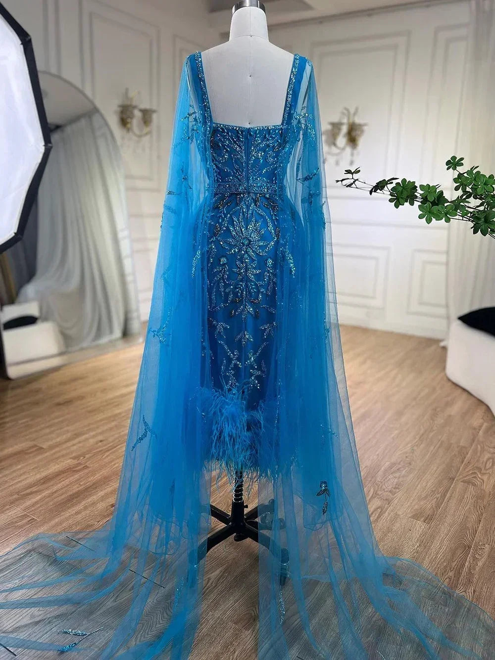 Blaues Meerjungfrau-Abendkleid im Knöchellänge mit Federn und Perlen und Cape LA71841A 