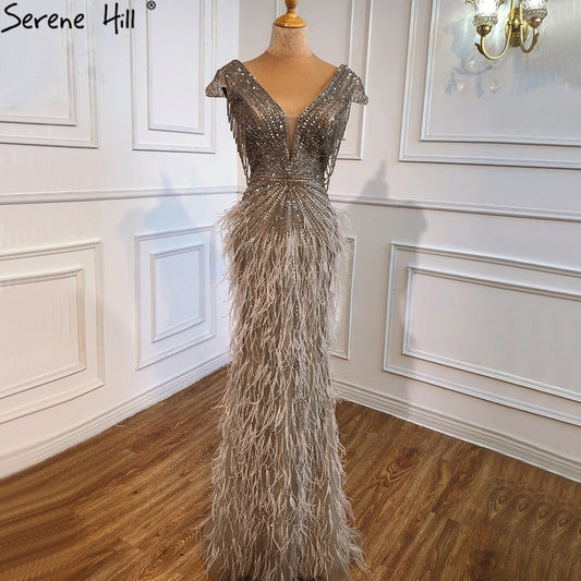 Vestido de noche elegante de sirena marrón con cuentas y plumas LA70801