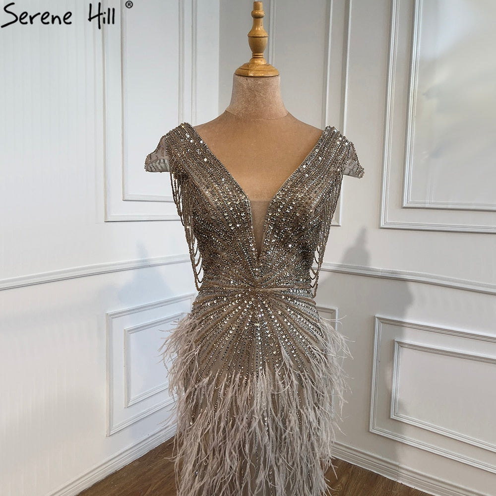 Vestido de noche elegante de sirena marrón con cuentas y plumas LA70801