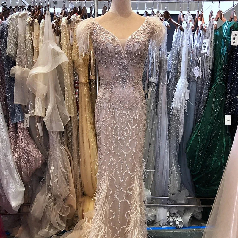 Vestido de noche elegante de sirena color champán con plumas de diamante, sin mangas, formal, de lujo, con cuentas 2025 LA70350 