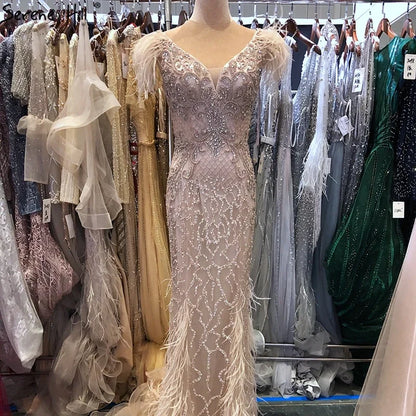 Vestido de noche elegante de sirena color champán con plumas de diamante, sin mangas, formal, de lujo, con cuentas 2025 LA70350 