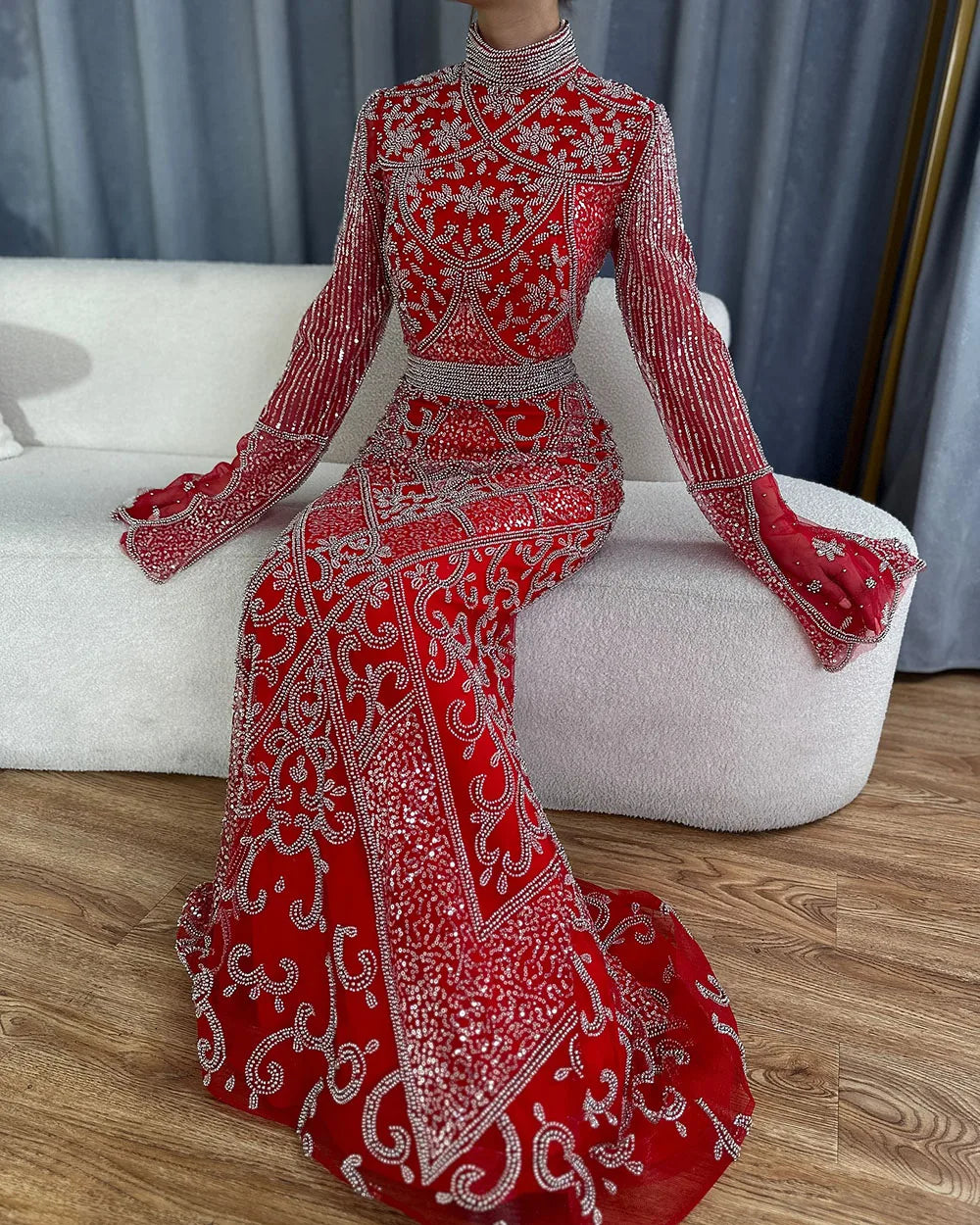 Vestido de noche musulmán de sirena roja y negra con mangas estilo capa y cuentas para ocasiones formales 2025 LA72316C 