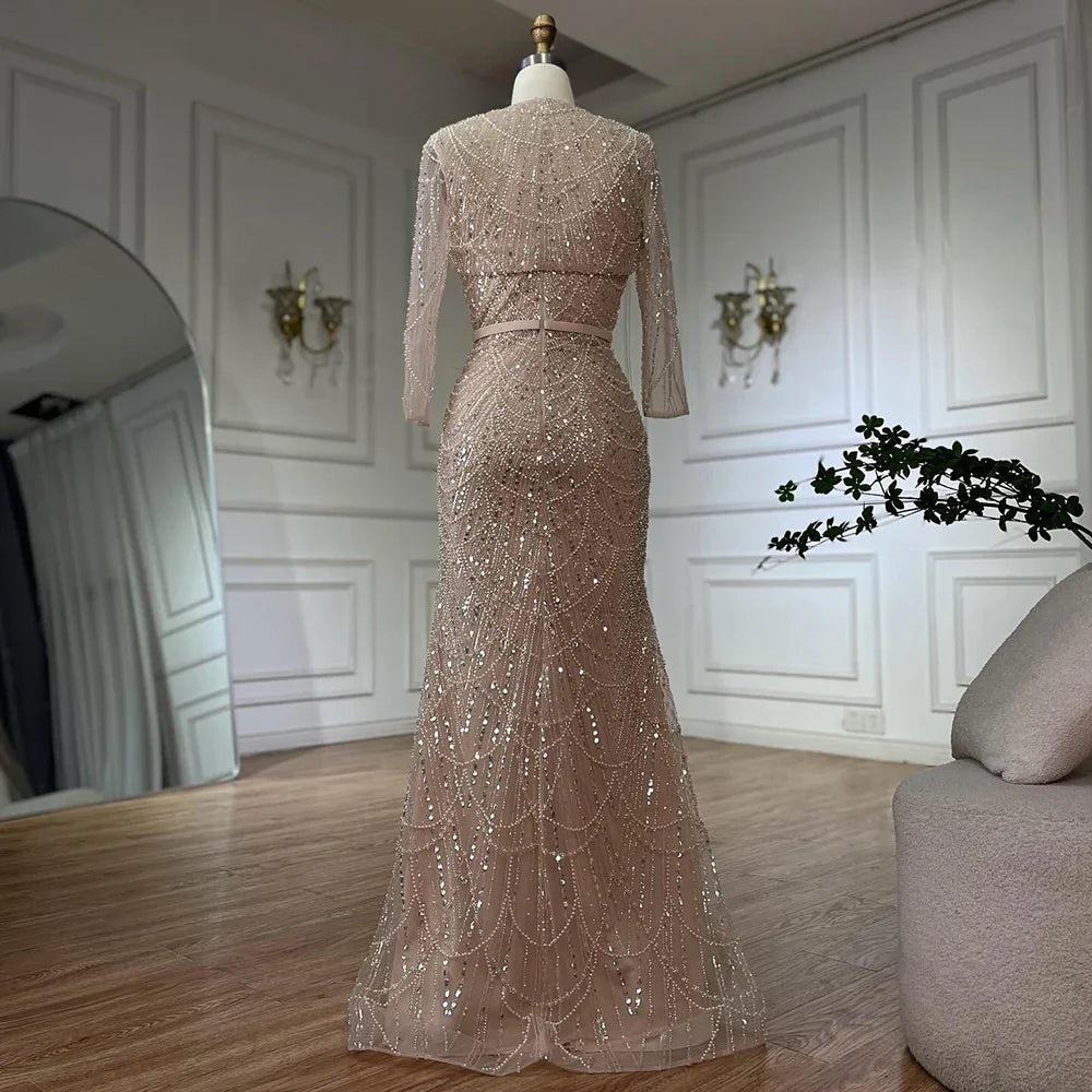 Hautfarbenes Meerjungfrauenkleid mit Spaghettiträgern und Perlenbesatz und abnehmbarer Langarmjacke für formelle Anlässe LA72160C