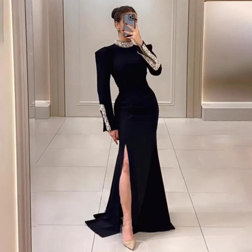 Vestido de noche de lujo con corte sirena y abertura en satén negro LA72476