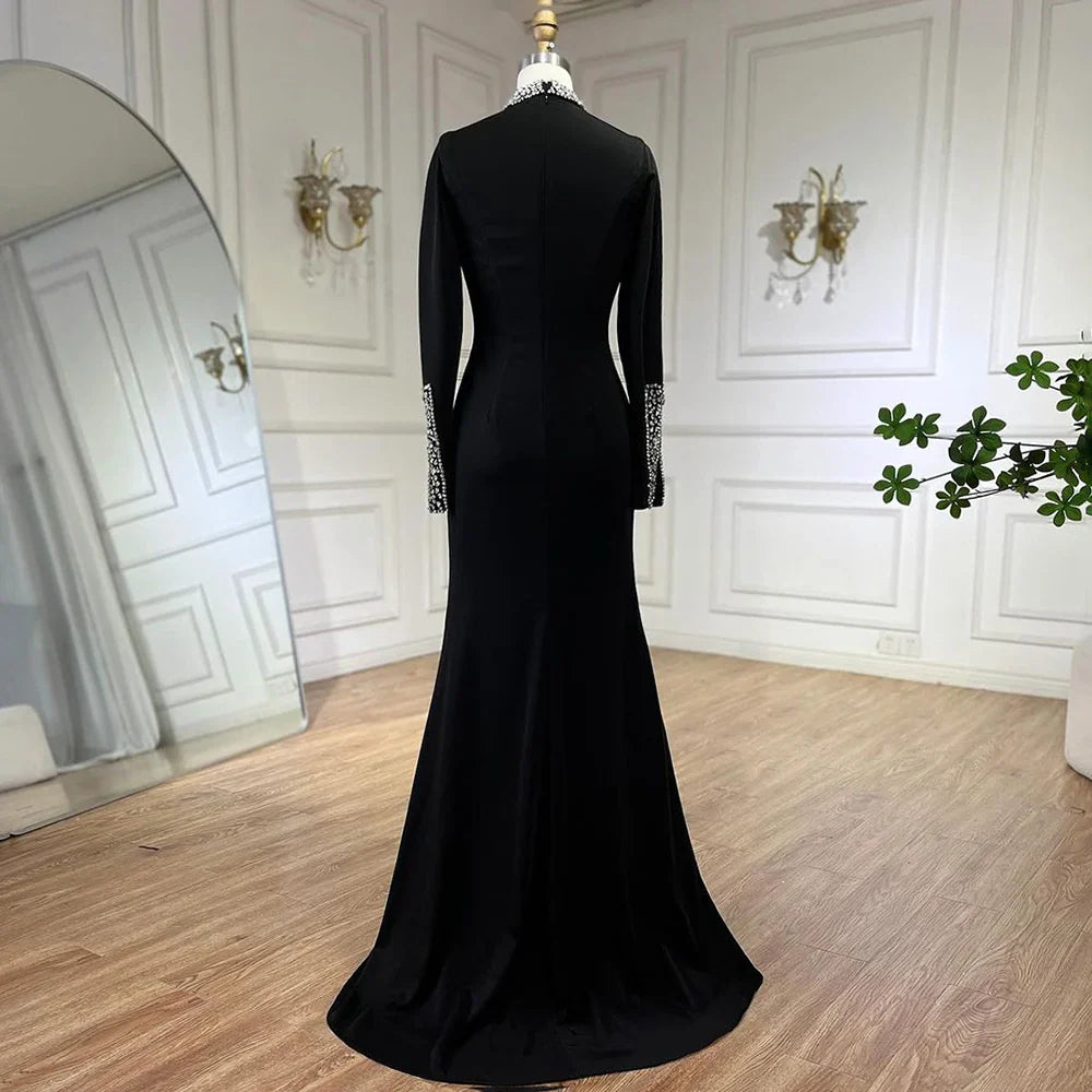 Vestido de noche de lujo con corte sirena y abertura en satén negro LA72476