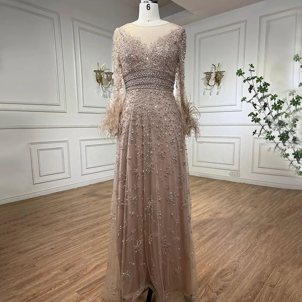 Elegante vestido de noche de manga larga con plumas color champán LA71654