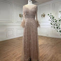 Elegante vestido de noche de manga larga con plumas color champán LA71654