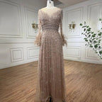 Elegante vestido de noche de manga larga con plumas color champán LA71654