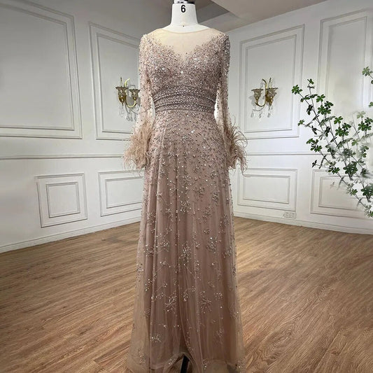 Elegantes Champagner-Abendkleid mit Federn und langen Ärmeln LA71654