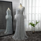 Elegante vestido de noche de manga larga con plumas color champán LA71654