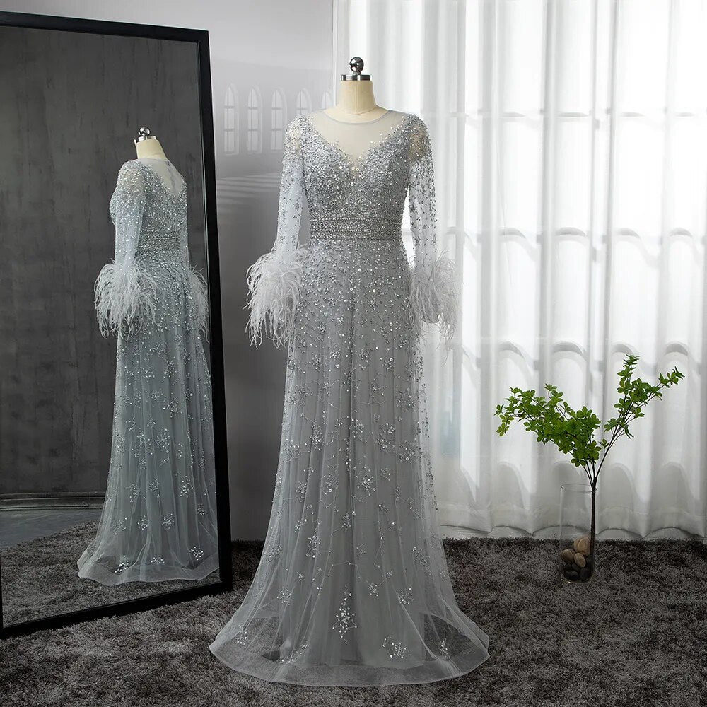 Elegante vestido de noche de manga larga con plumas color champán LA71654
