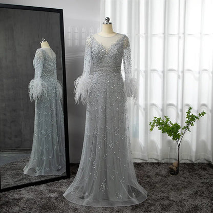 Elegantes Champagner-Abendkleid mit Federn und langen Ärmeln LA71654