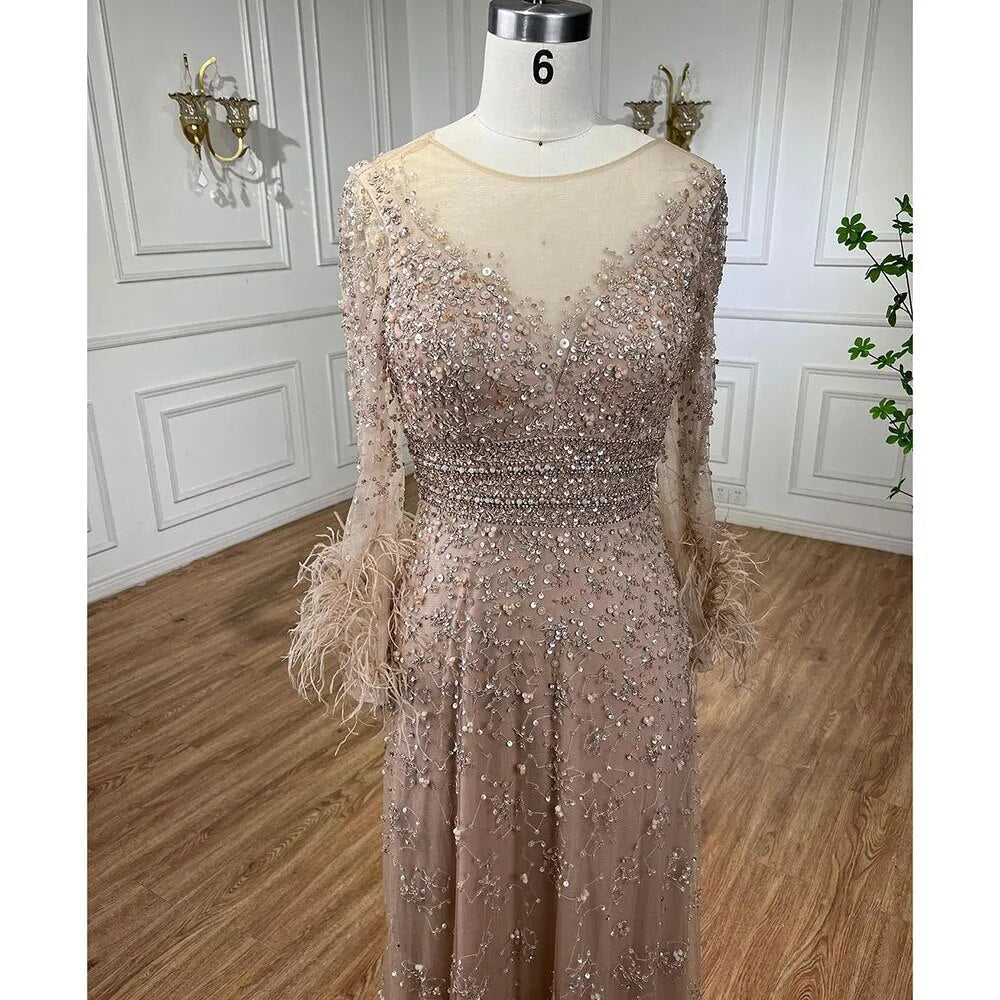 Elegante vestido de noche de manga larga con plumas color champán LA71654