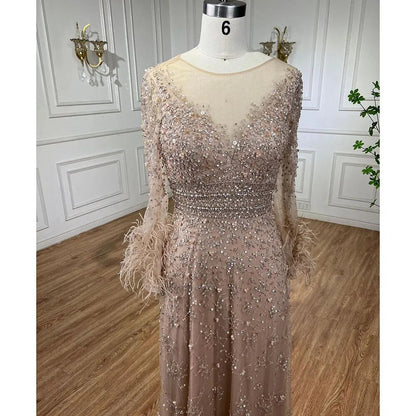 Elegantes Champagner-Abendkleid mit Federn und langen Ärmeln LA71654
