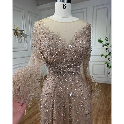 Elegantes Champagner-Abendkleid mit Federn und langen Ärmeln LA71654
