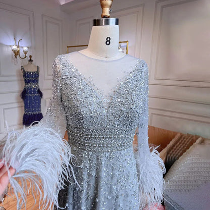 Elegantes Champagner-Abendkleid mit Federn und langen Ärmeln LA71654