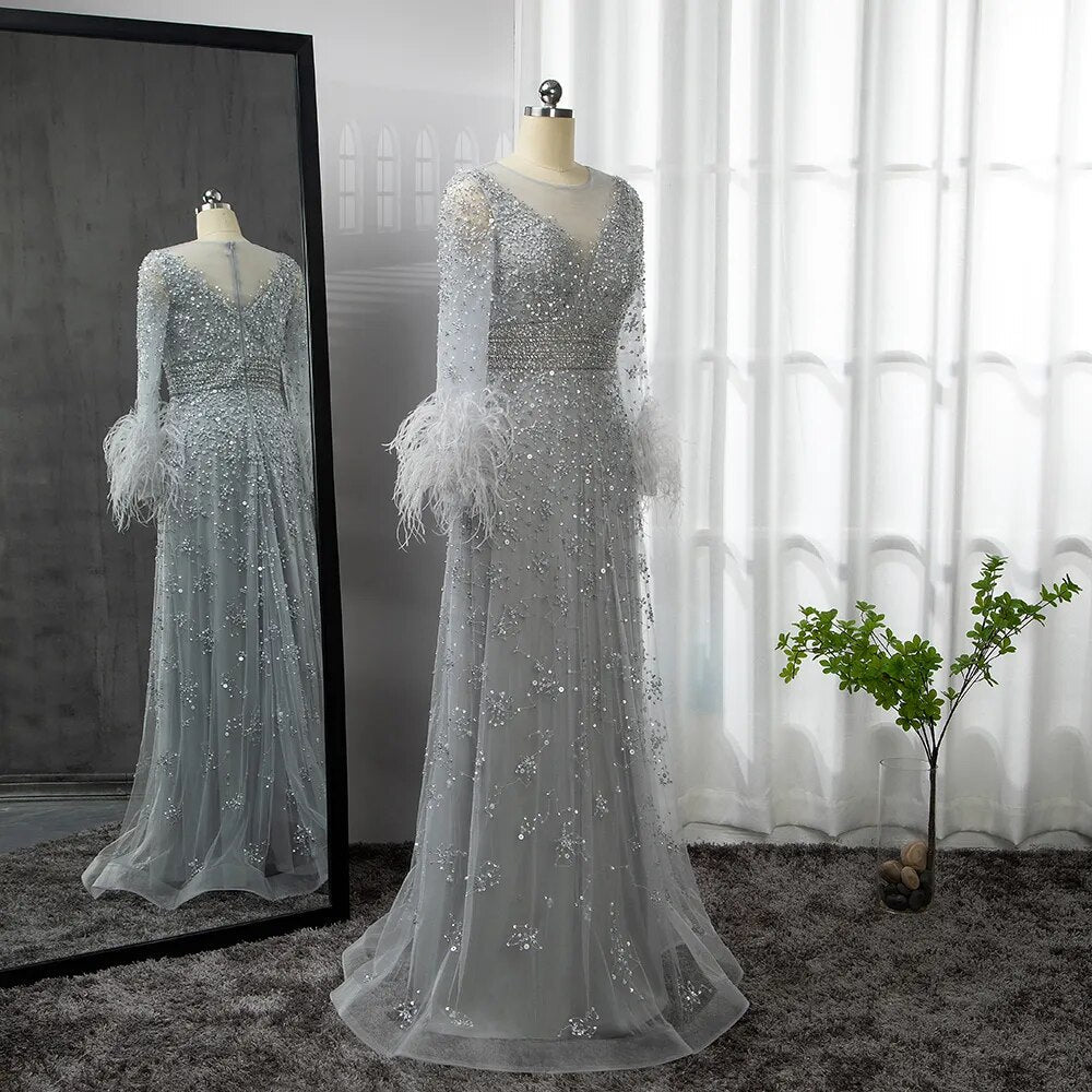 Elegante vestido de noche de manga larga con plumas color champán LA71654