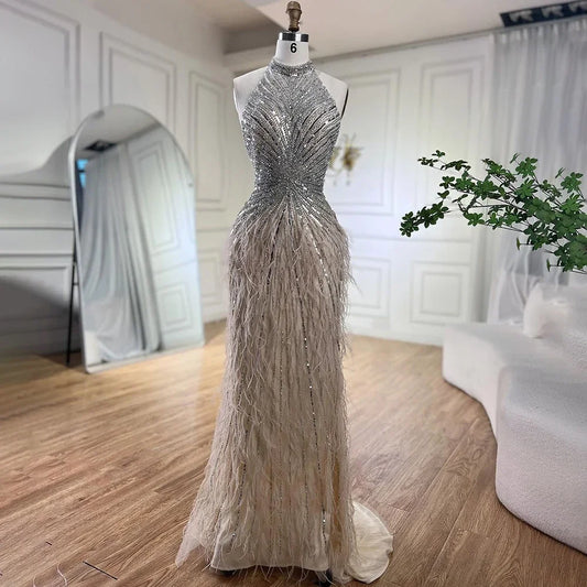 Vestido de noche estilo sirena, de lujo, estilo Dubái, con cuello halter, plumas beige y cuentas, para mujer, para boda, fiesta, 2025, LA70623A 