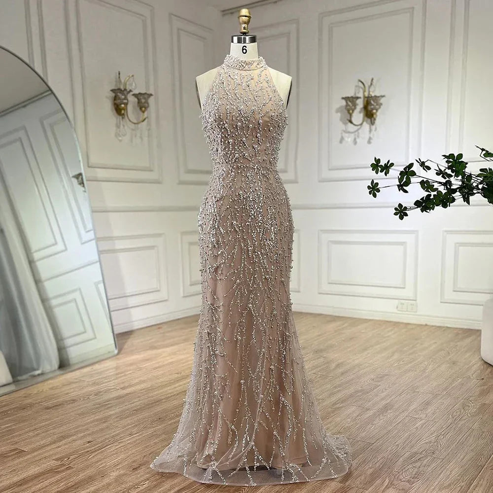 Luxuriöses perlenbesetztes Abendkleid in Nude mit Handschuhen LA72345