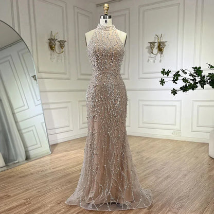 Luxuriöses perlenbesetztes Abendkleid in Nude mit Handschuhen LA72345