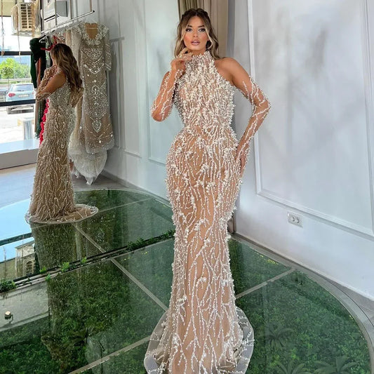 Luxuriöses perlenbesetztes Abendkleid in Nude mit Handschuhen LA72345