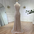 Luxuriöses perlenbesetztes Abendkleid in Nude mit Handschuhen LA72345